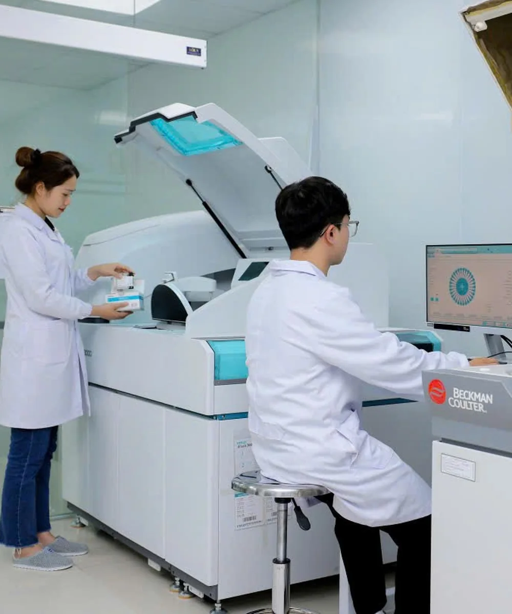 Kỹ thuật viên vận hành hệ thống máy xét nghiệm tự động tại phòng lab PisoK