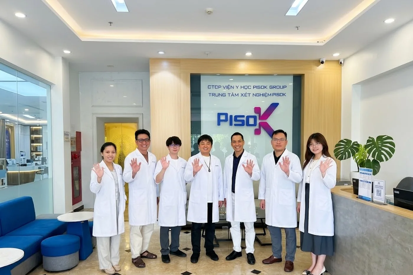 Đội ngũ y bác sĩ và kỹ thuật viên Trung tâm Xét nghiệm PisoK